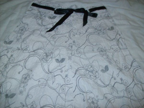 Saia branca com detalhes preto